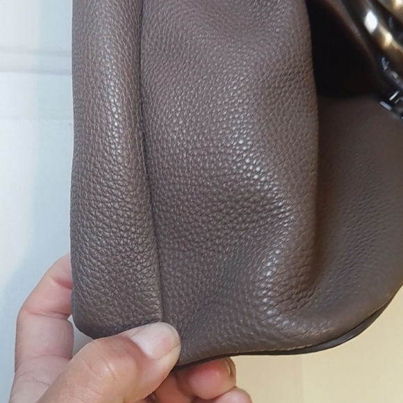 Elegant Brown Leather Handbag - Picture 5 of 16